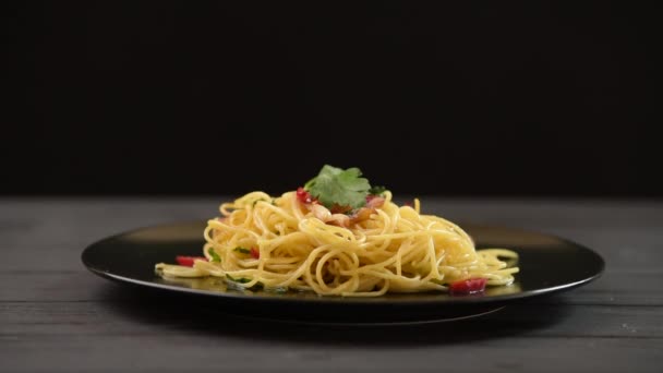 Homemade spaghetti with garlic and chili pepper — Videoclip de stoc
