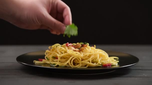 Traditionell hemlagad italiensk pasta är garnerad med persilja — Stockvideo