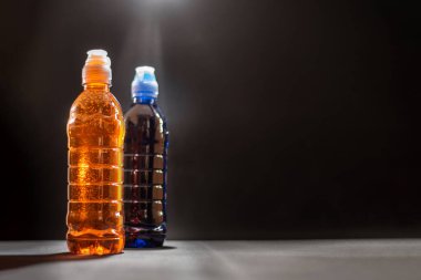 Siyah arka plandaki sporcular için iki içki.