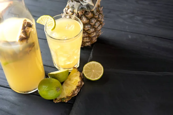 Fermentierter Ananas Kombucha Drink - Tepache. Hausgemachter probiotischer Superfood-Tee mit Saft. Gesund aromatisiertes Getränk. Kopierraum — Stockfoto