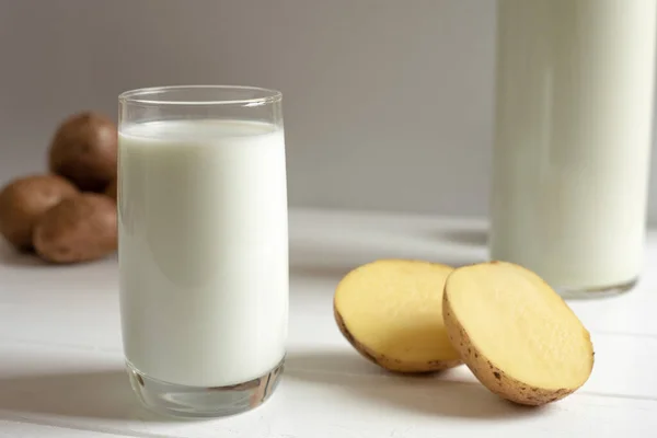 Un vaso de leche de patata sobre un fondo claro — Foto de Stock