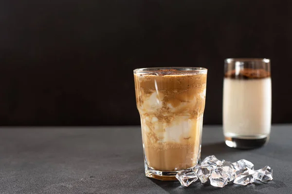 Dalgona coffee with ice on dark background. Horizontal view, copy space. — Stock Photo, Image