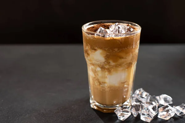 Dalgona coffee with ice on dark background. Horizontal view, copy space. — Stock Photo, Image