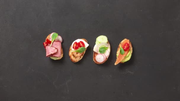 Bruschetta Setzte Einen Dunklen Hintergrund Stop Motion Animation Sandwiches Auf — Stockvideo