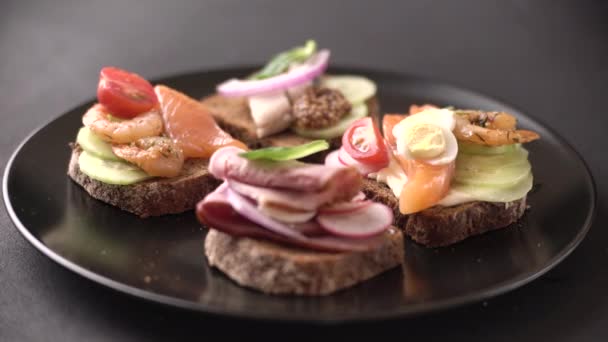 Δανική Κουζίνα Ζύμη Ρέγγα Και Κρεμμύδια Smorrebrod Παραδοσιακά Δανέζικα Σάντουιτς — Αρχείο Βίντεο