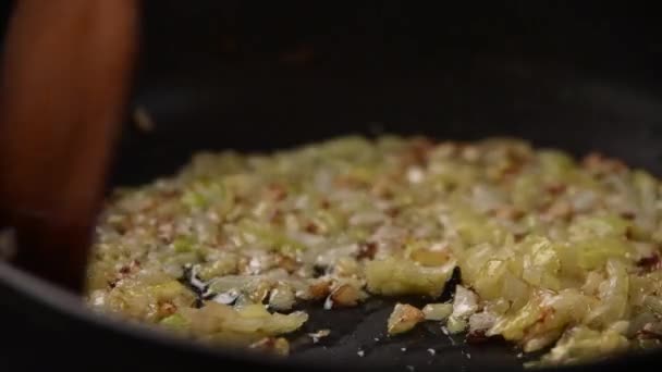 Draufsicht Auf Fein Gehackte Zwiebeln Die Heißem Kochendem Pflanzenöl Der — Stockvideo