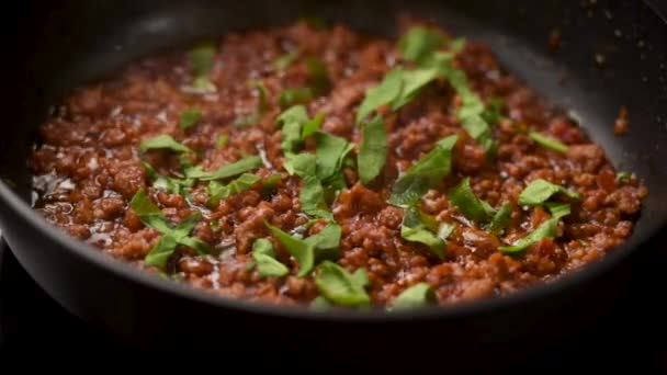 Ingredientes Para Molho São Cozidos Uma Frigideira Com Carne Manjericão — Vídeo de Stock