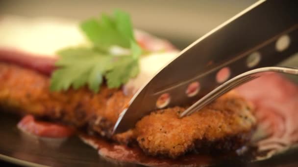 미자나 스테이크 고기의 증기가 고기를 자르는 주방장 고기를 — 비디오