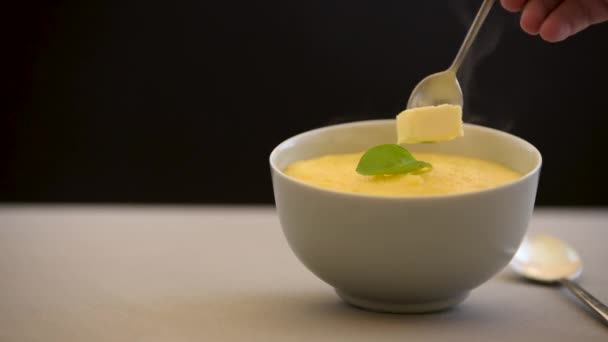 Polenta Porridge Cotto Caldo Vapore Nel Video Mettono Pezzo Burro — Video Stock
