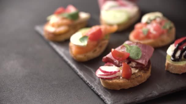 Séf Főtt Olasz Előételt Szolgál Fel Asztalra Bruschetta Egy Palán — Stock videók