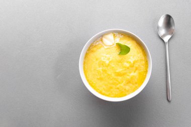 Gri bir tabakta gri arka planda Polento mısır lapası. Üst Manzara. Sağlıklı Yeme