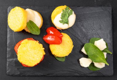 İtalyan yemeği polentası için alternatif bir hazırlık. Kızarmış mısır lapası ve farklı sebzeler..