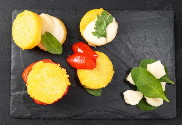 İtalyan yemeği polentası için alternatif bir hazırlık. Kızarmış mısır lapası ve farklı sebzeler..