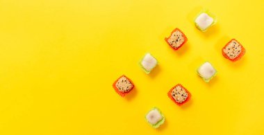 Sarı arka planda Japon şekeri. Mochi. Metin için boş boşluk.
