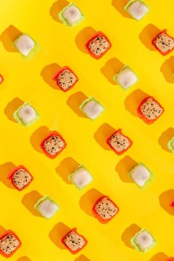 Sarı arka planda Mochi. Desen.