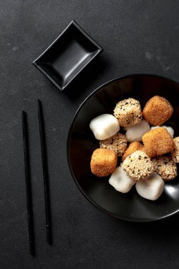 Gri masa üzerinde birçok farklı lezzetli mochi, düz yatıyordu. Geleneksel Japon tatlıları. Dikey çekim