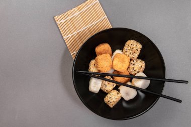 Gri masa üzerinde birçok farklı lezzetli mochi, düz yatıyordu. Geleneksel Japon tatlısı.