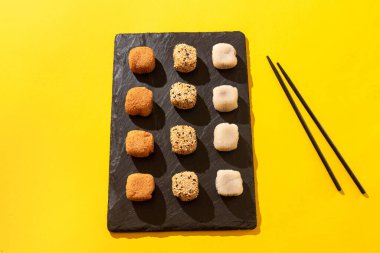 Japon tatlı paketi sarı arka planda. Japon dondurması ve pirinç hamuru. Geleneksel Japon tatlıları sarı arka planda