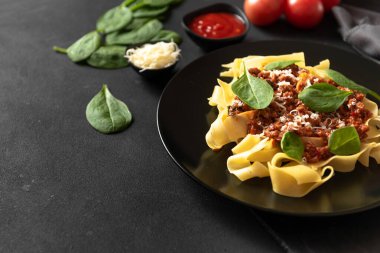 Gri arka planda spagetti. Klasik İtalyan Yemekleri.