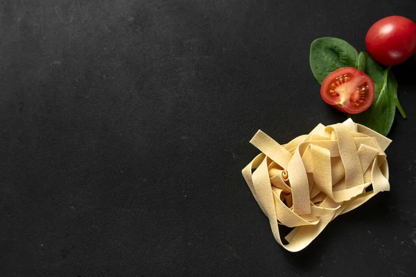 Rohe Paste Pappardelle Auf Dunklem Hintergrund Mit Leerem Raum Für — Stockfoto