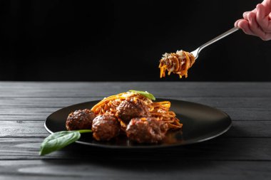 Köfteli ve domates soslu geleneksel İtalyan makarnalı çatal. Kırmızı domates soslu ve etli klasik bir İtalyan tarifine göre pişirilmiş makarna..