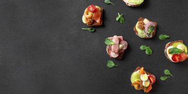 Danimarka atıştırmalıkları, Smorrebrod. Smorrebrod, geleneksel Danimarka açık sandiviçleri. Koyu arkaplanda Danimarka sandviçi. Boşluğu Kopyala