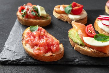 Klasik domates tostu rendelenmiş ve sarımsak. İspanyol mutfağı. Klasik domates tostu rendelenmiş ve sarımsak. İspanyol mutfağı. İspanyol domatesli tost, geleneksel kahvaltı ya da öğle yemeği