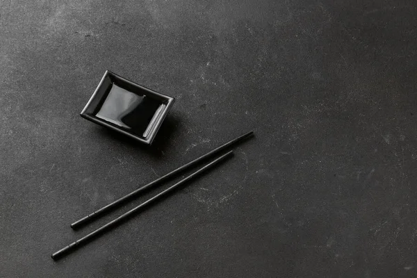 Soya soslu çubuklar karanlık masada. Metin için üst görünüm ve kopyala