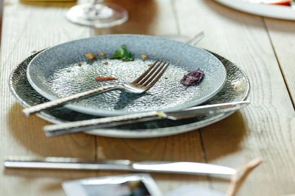 Restoran boş kirli tabak. İnsanlar yemek yedi ve restoranda boş bir tabak bıraktı..