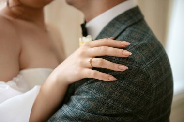 Gelin ve damat pencerede kucaklaşır..