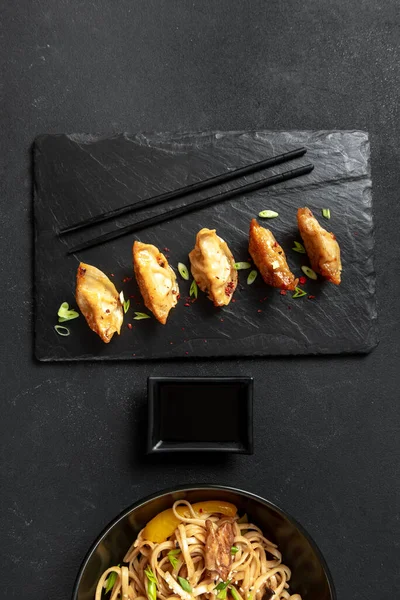 Gyoza Udon Локшину Темному Тлі Краєвид Азійська Їжа Японські Смажені — стокове фото
