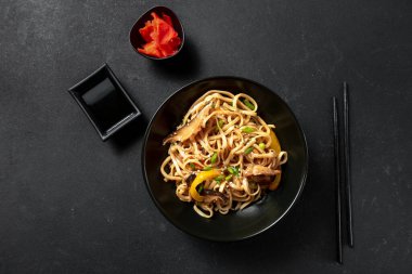 Vejetaryen Schezwan Eriştesi ya da Sebze Hakka Eriştesi ya da siyah arka planda Chow Mein. Schezwan Eriştesi Hint-Çin mutfağı udon erişteli, sebzeli sıcak yemek..