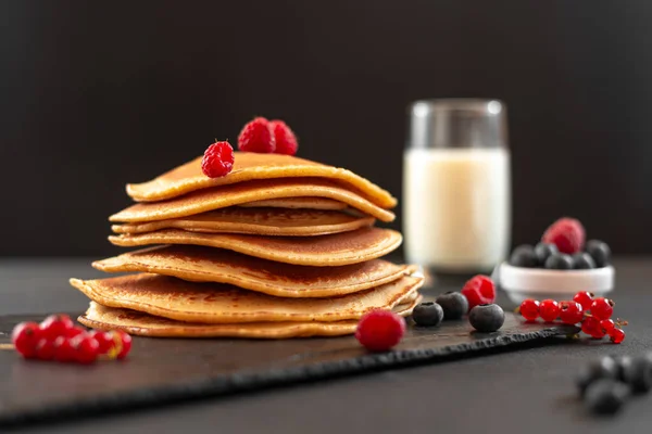 Міні Млинці Чорницею Малиною Американський Сніданок Темному Тлі Здорова Їжа — стокове фото