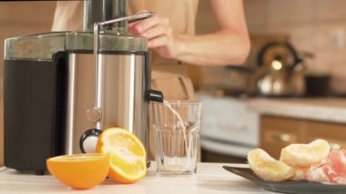 Taze sebzeler tavada kızartılmış, bezelye, mısır taneleri. Bir blogcu ya da ev kadını internetten sebze pişirir. Mutfakta bir dizüstü bilgisayar var. Yakın plandan çekiliyor.