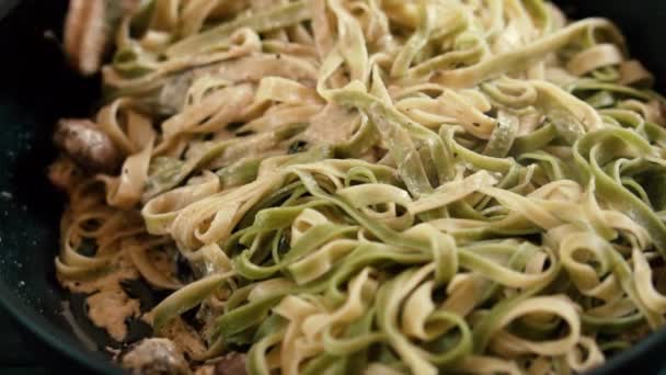 Classic Italian Fettuccini Alfredo Pasta Cream Sauce Mushrooms Pan Noodle — 图库视频影像