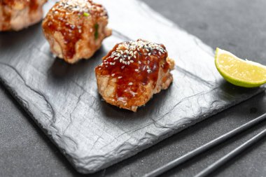 Susam tohumlu teriyaki tavuğu. Asya mutfağı.