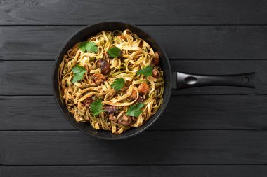 Geleneksel bir İtalyan ve Roma yemeği, tavada ıspanaklı ve mantarlı fettuccini makarna. Roma makarnası. Mantarlı makarna, beyaz peynir, ıspanak ve sarımsak. Sağlıklı beslenme. Vejetaryen