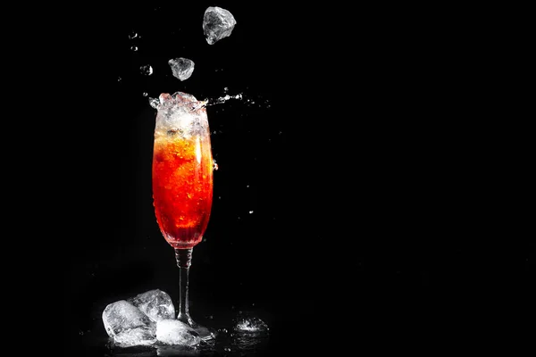 Склянка Коктейлем Аперола Чорному Тлі Лід Потрапляє Склянку Алкогольним Напоєм — стокове фото