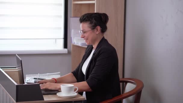 Счастливая Деловая Женщина Наслаждается Успехом Мобильном Телефоне Своем Домашнем Офисе — стоковое видео