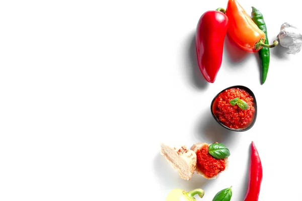 用于烹调Ajvar酱汁的配料 案文的位置 Ajvar是当地有名的红辣椒和茄子调味品 产于巴尔干半岛 土耳其 塞尔维亚 阿尔巴尼亚 是素食主义者 — 图库照片