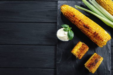 Kömür mısırı. Yaz Yemeği. Kızarmış mısır. en üstteki görünüm ve kopyala