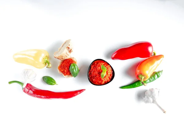土耳其风格的生物碱辣椒酱 黑色碗 红色酱汁 新鲜辣椒 白色背景分离 — 图库照片