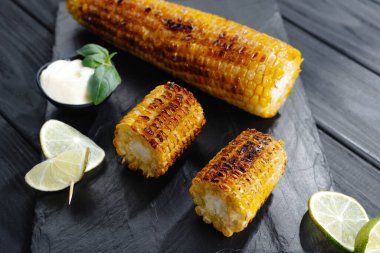 Sos ve limonla servis etmek için ızgara mısır. Üst görünüm