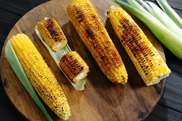 Roasted Barbecue Corn Grilled Corn Dark Wooden Background Slices Sliced — Stock Photo, Image