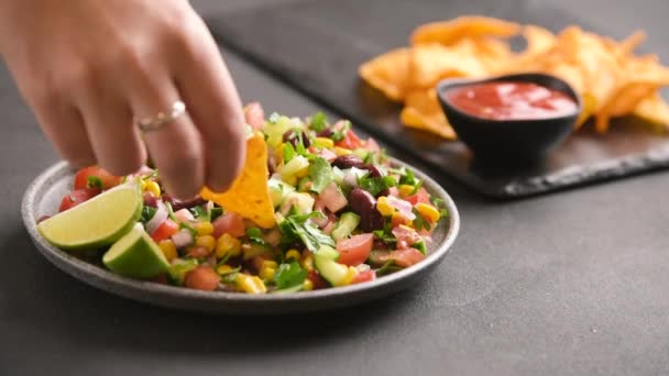 Texas Kaviar Eller Mexikansk Salsa Äts Med Krispiga Chips Hälsosam — Stockvideo