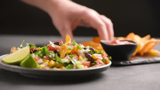 Salsa Meksykańska Jest Podawana Frytkami Jedzenie Dla Dużej Grupy Przyjaciół — Wideo stockowe