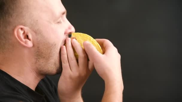 Hombre Comiendo Tacos Mexicanos Momento Divertido Hombre Sabe Cómo Comer — Vídeos de Stock