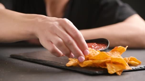 소녀들은 토마토 감자칩으로 살사를 먹습니다 소스에 감자튀김을 — 비디오