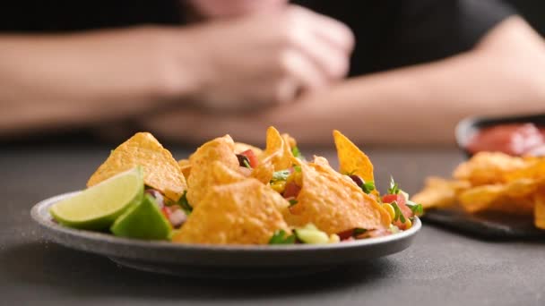 Mãos Das Mulheres Quadro Estão Comendo Caviar Texas Salsa Mexicana — Vídeo de Stock