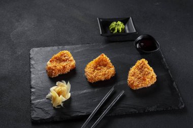 Izgarada hamurda kızartılmış soya peyniri. Çin ya da Japon mutfağı. Geleneksel Asya yemeği.